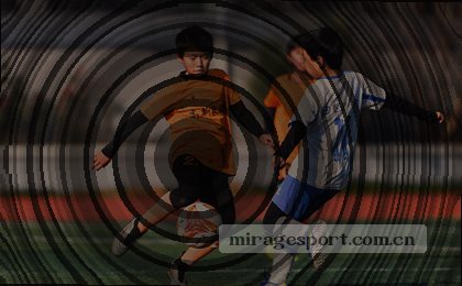 一张数据折线图在屏幕前，分析师手指着关键上升点